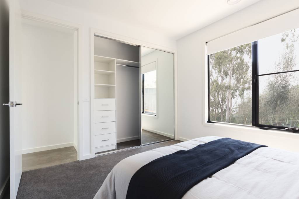 Conception d'une porte coulissante sur mesure pour une chambre moderne